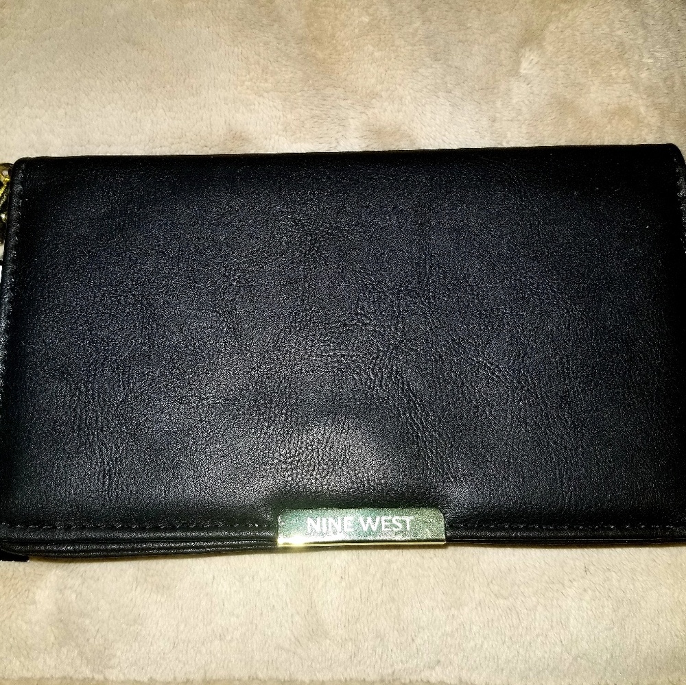 woman wristlet wallet